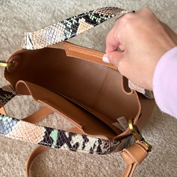 Madewell Sydney Crossbody Bag: Snake Embossed Leather Edition - light brown - Picture 5 of 8
